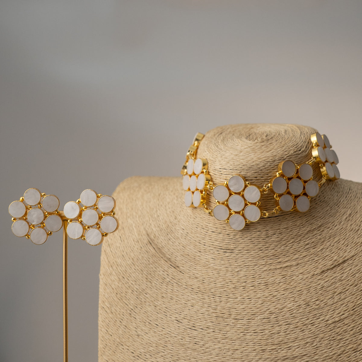 RITHANA HANDMADE ANTIQUE GOLD TONED SHELL NECKPIECE/CHOKER WITH STUD CH499