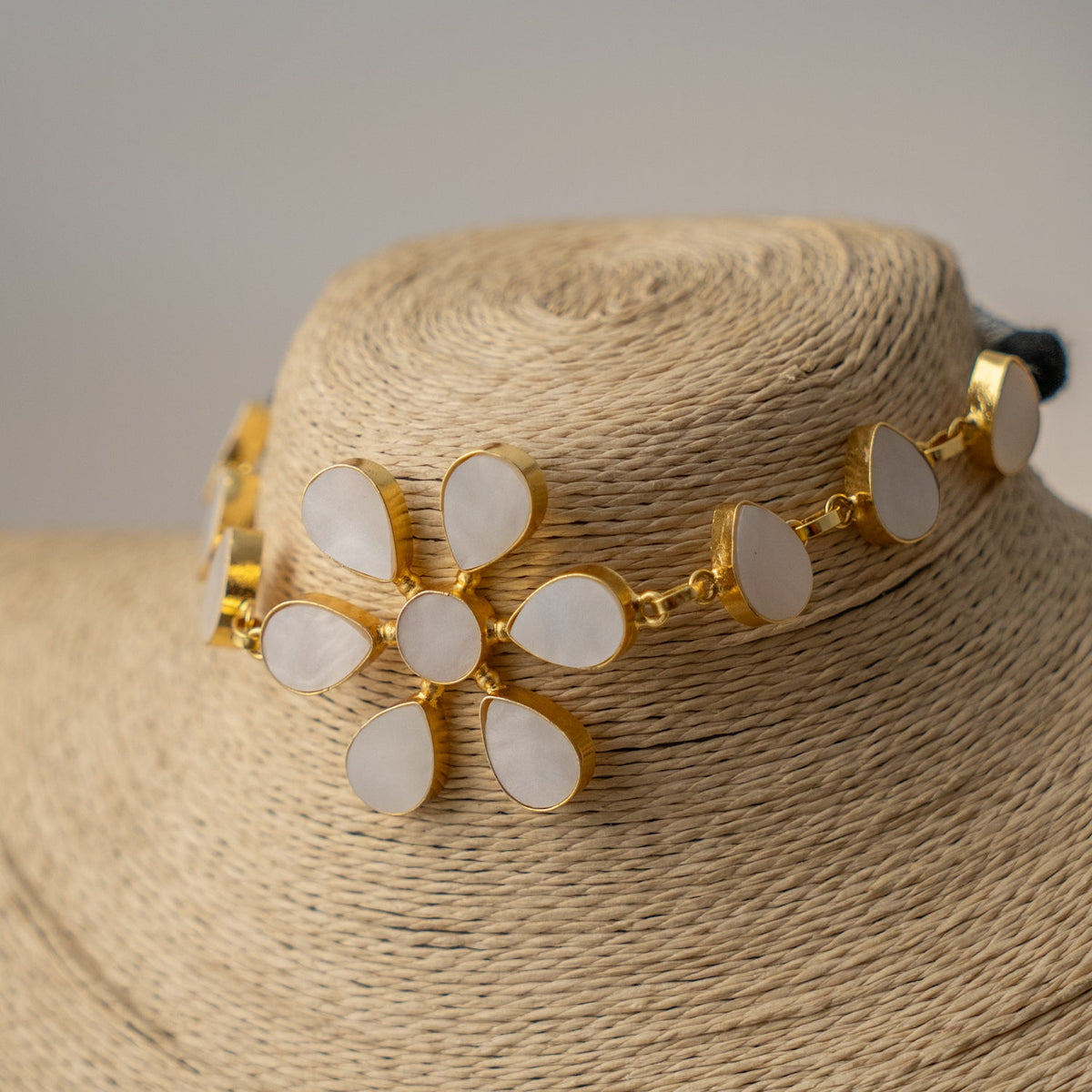 NIRAV HANDMADE ANTIQUE GOLD TONED SHELL NECKPIECE/CHOKER WITH STUD CH500