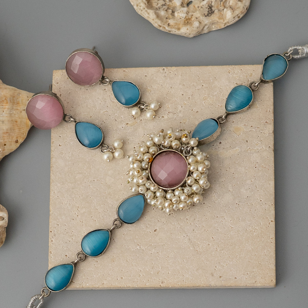 EMRYN SILVER LOOK ALIKE RAW AND RUSTIC SEMI HANDMADE STATEMENT CHOKER  WITH EARRINGS CH141