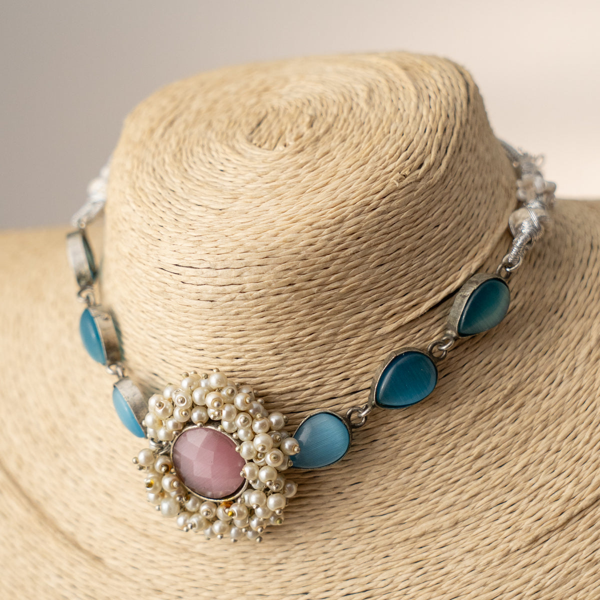 EMRYN SILVER LOOK ALIKE RAW AND RUSTIC SEMI HANDMADE STATEMENT CHOKER  WITH EARRINGS CH141