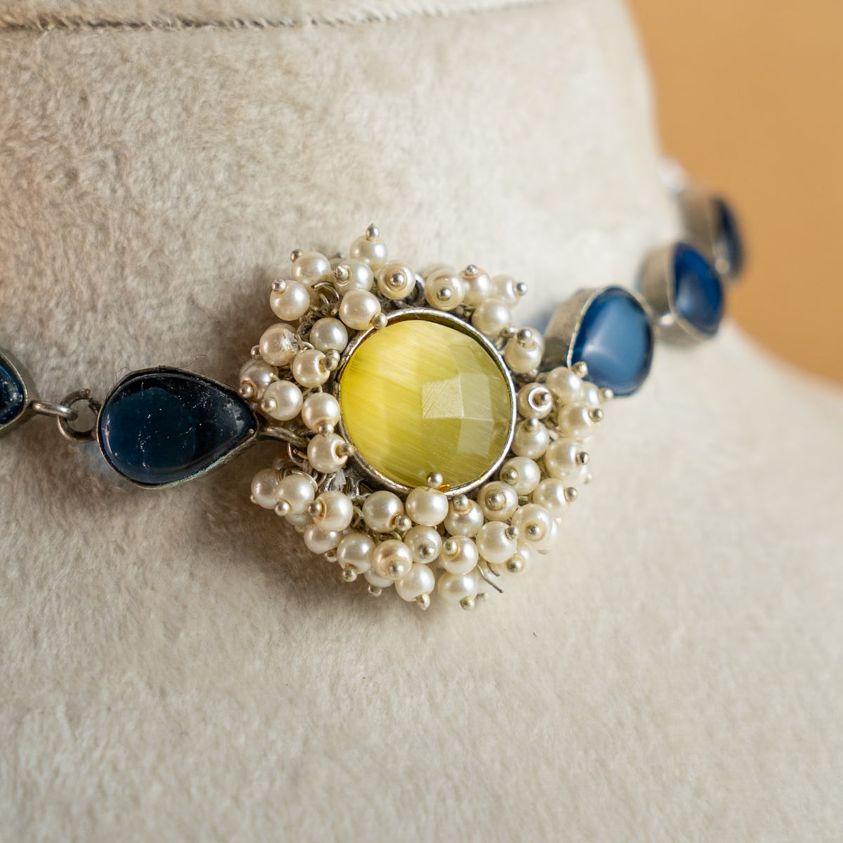 EMRYN SILVER LOOK ALIKE RAW AND RUSTIC SEMI HANDMADE STATEMENT CHOKER  WITH EARRINGS CH141