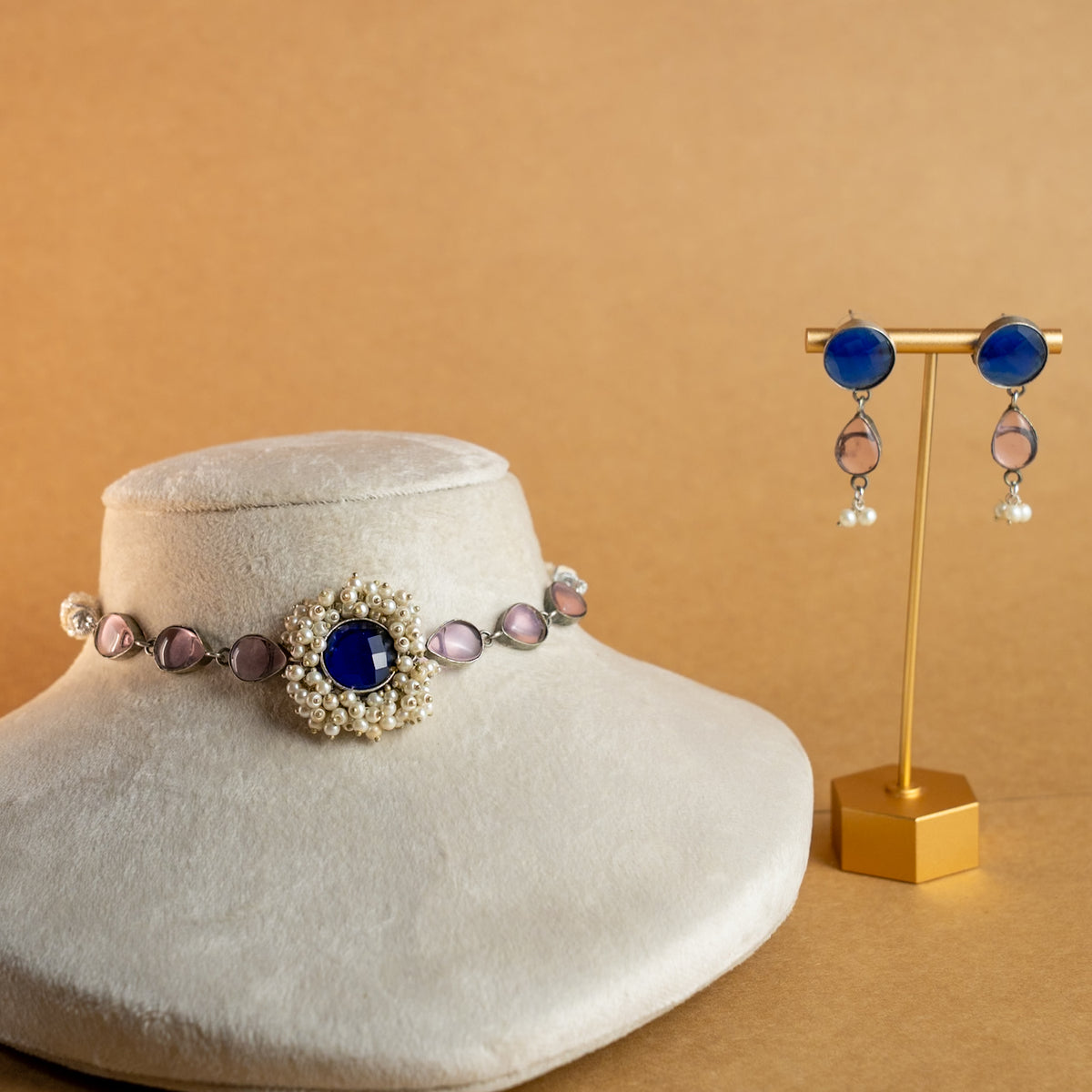 EMRYN SILVER LOOK ALIKE RAW AND RUSTIC SEMI HANDMADE STATEMENT CHOKER  WITH EARRINGS CH141