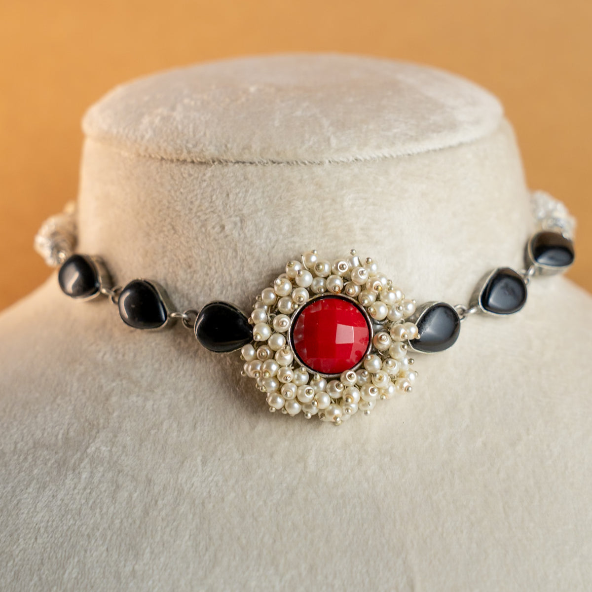 EMRYN SILVER LOOK ALIKE RAW AND RUSTIC SEMI HANDMADE STATEMENT CHOKER  WITH EARRINGS CH141