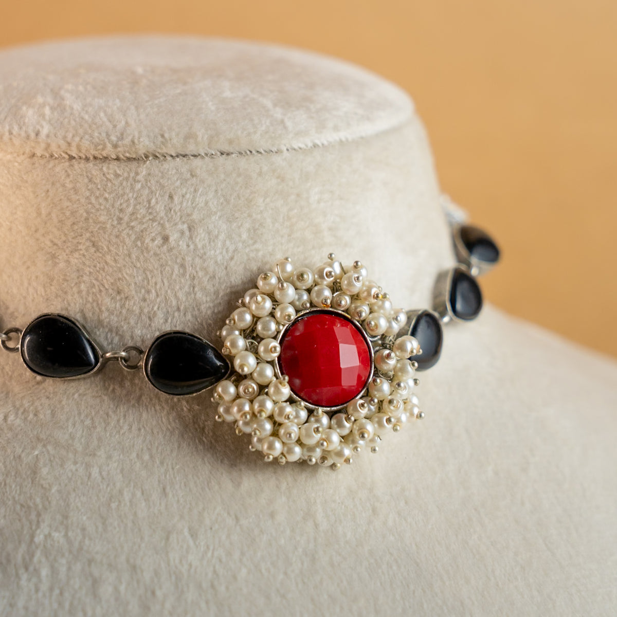 EMRYN SILVER LOOK ALIKE RAW AND RUSTIC SEMI HANDMADE STATEMENT CHOKER  WITH EARRINGS CH141