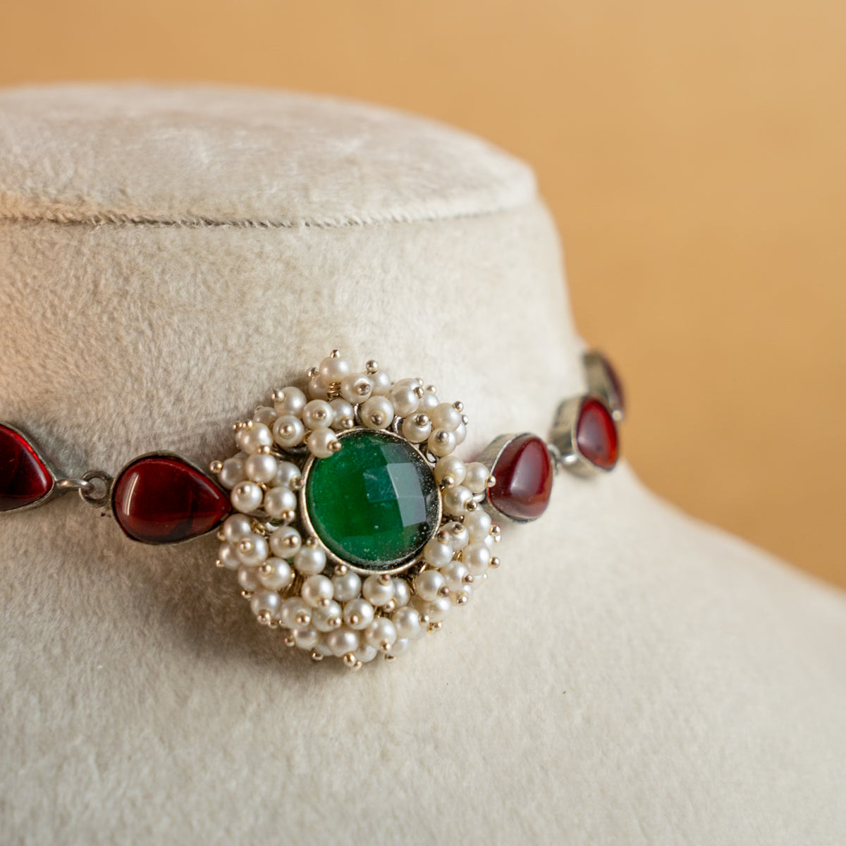 EMRYN SILVER LOOK ALIKE RAW AND RUSTIC SEMI HANDMADE STATEMENT CHOKER  WITH EARRINGS CH141