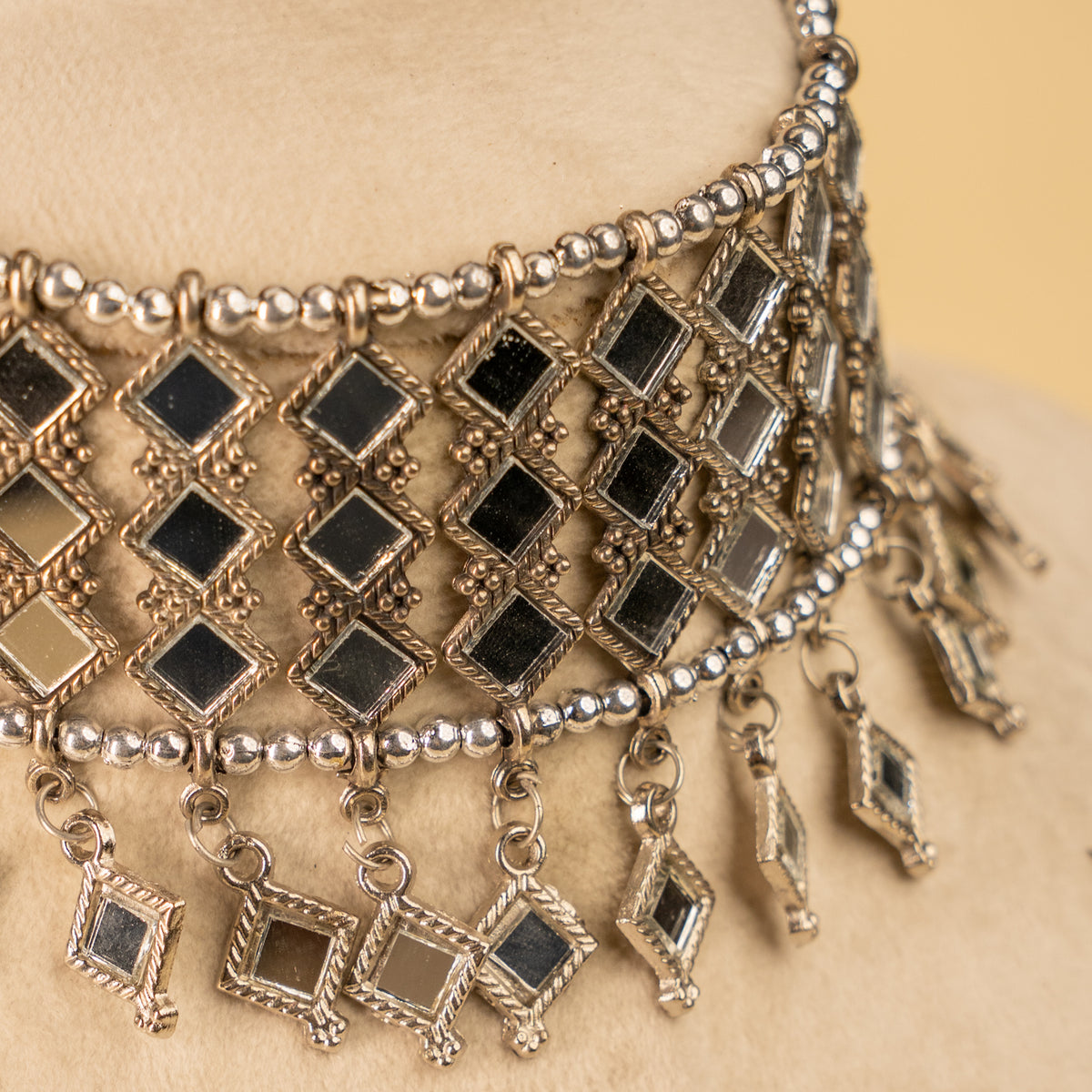 ISLA AFGHANI MIRROR RAW AND RUSTIC CHOKER WITH EARRINGS CH468