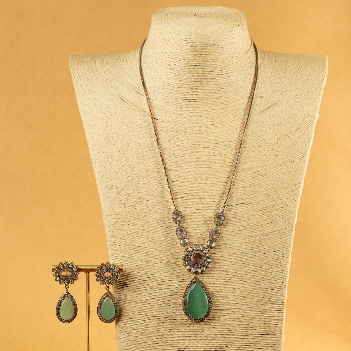 MITTARA SEMI HANDMADE MONALISA STONES NECKPIECE/NECKLACE EARRINGS NL317