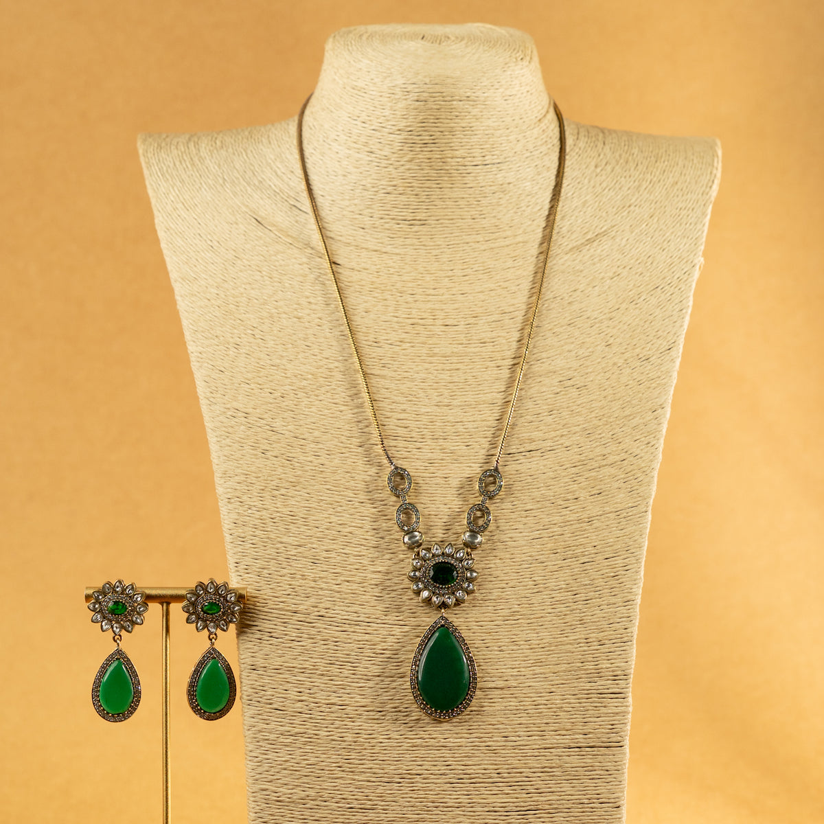 MITTARA SEMI HANDMADE MONALISA STONES NECKPIECE/NECKLACE EARRINGS NL317