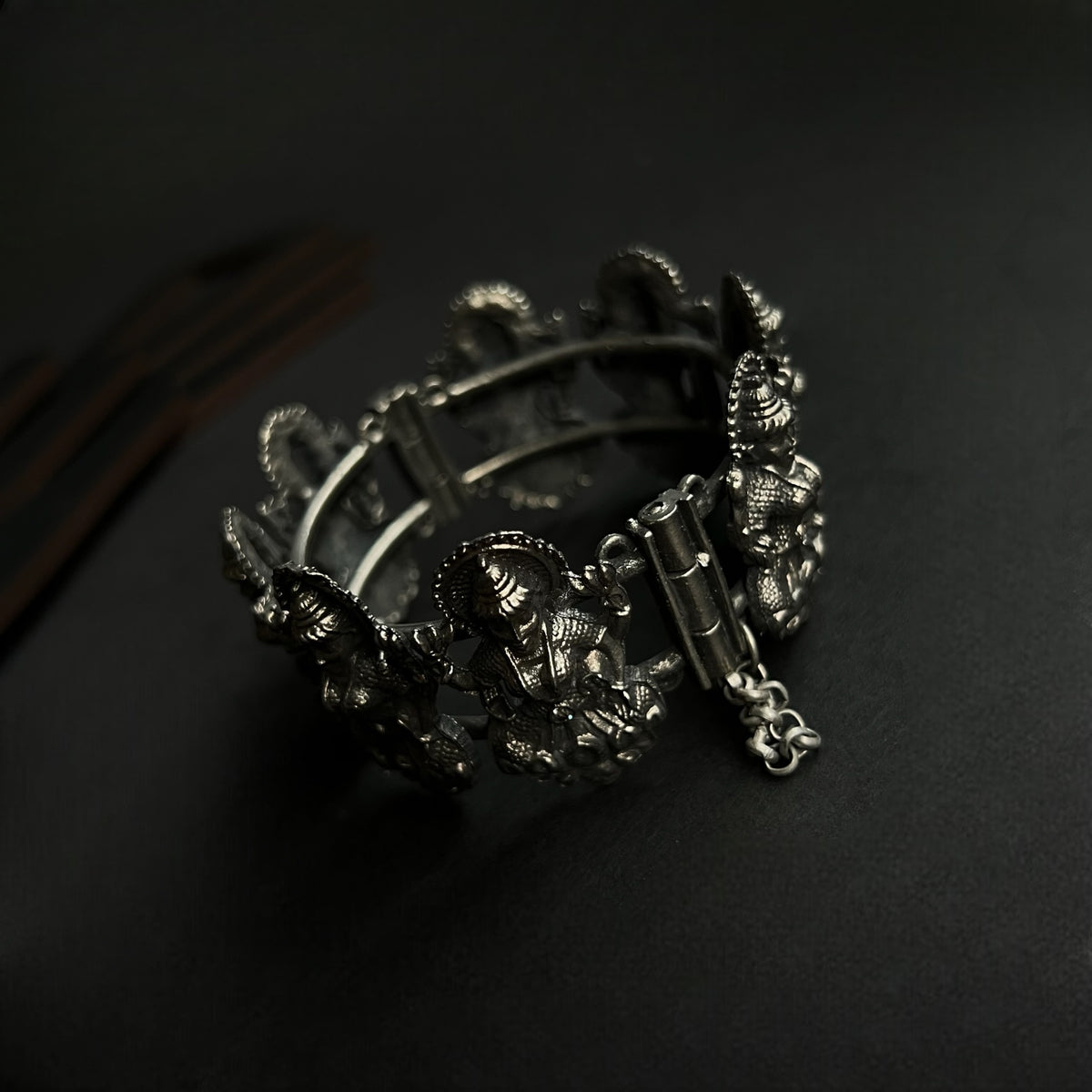 ALAIA BLACK POLISH CLASSIC STNEHAND CAFFS BRACELETS BR85