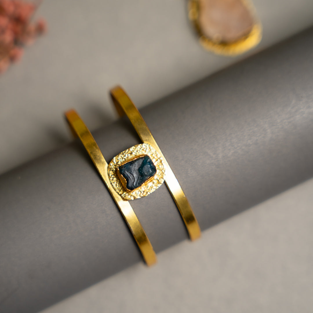 PETITE THAMIZHACHI BIJOUX EXCLUSIVE AND PREMIUM RAW STONES AND MOP HANDMADE GOLD TONED NECKPIECE/NECKLACE, BRACELET CUFF, RING WITH EARRING SET NL146