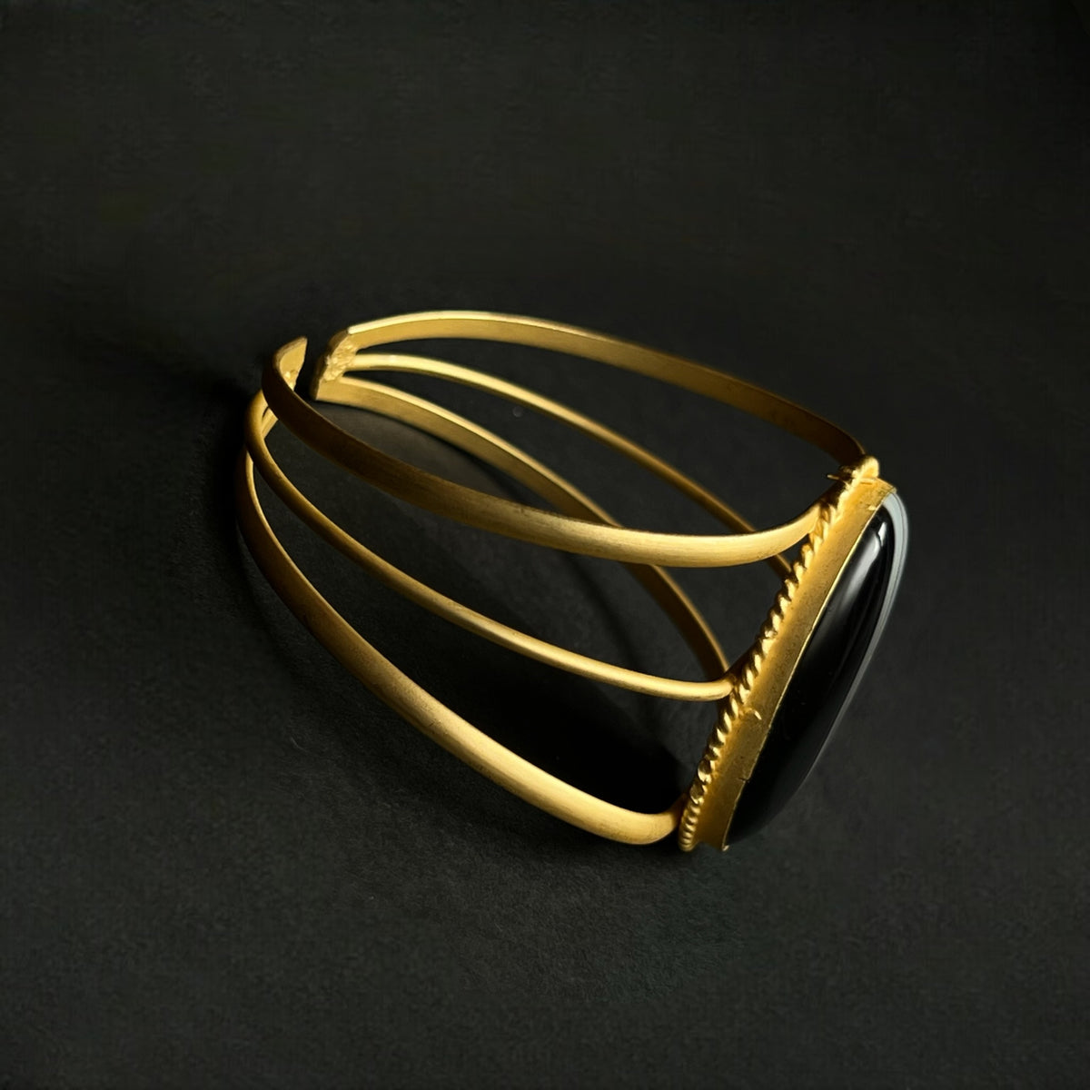 KINNA HAND HAMMERED AND HANDMADE GOLD TONED CLASSIC STONE BRACELETS BR19