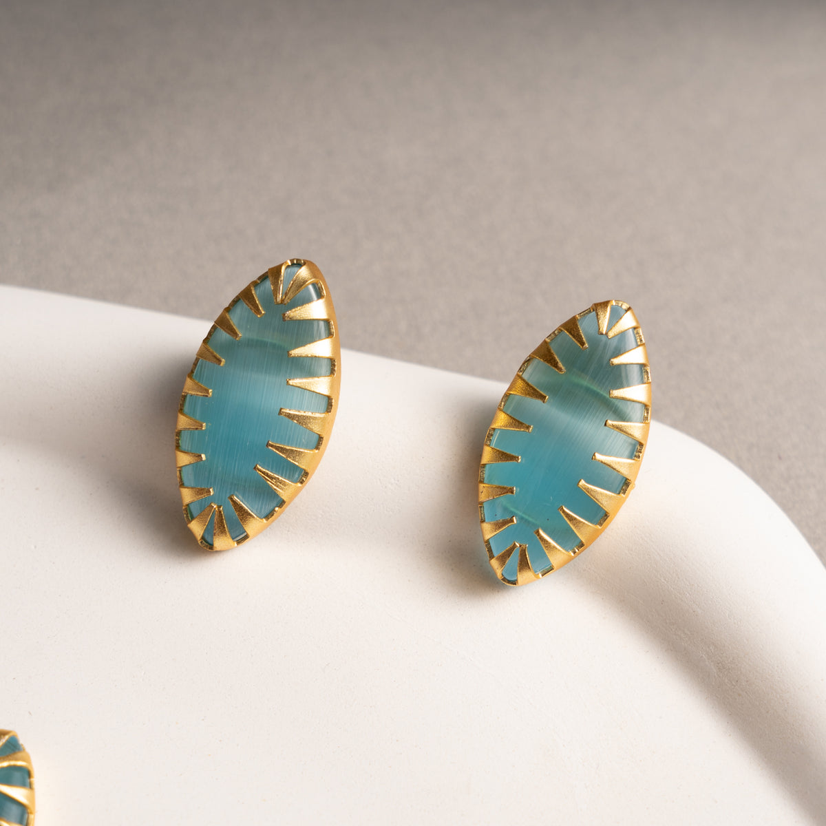 NAOMI GOLD TONED HANDMADE HAND HAMMERED CHOKER EARRINGS OF19