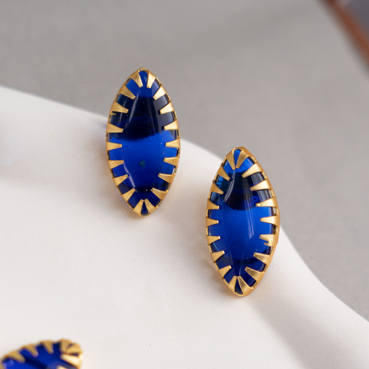 NAOMI GOLD TONED HANDMADE HAND HAMMERED CHOKER EARRINGS OF19