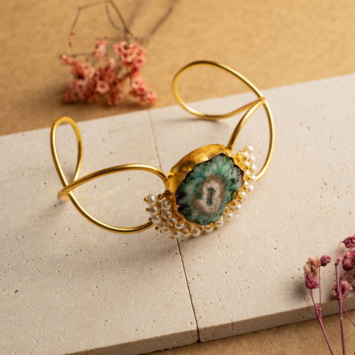 EMERALD HAND HAMMERED AND HANDMADE GOLD TONED CLASSIC STNE BRACELETS BR71