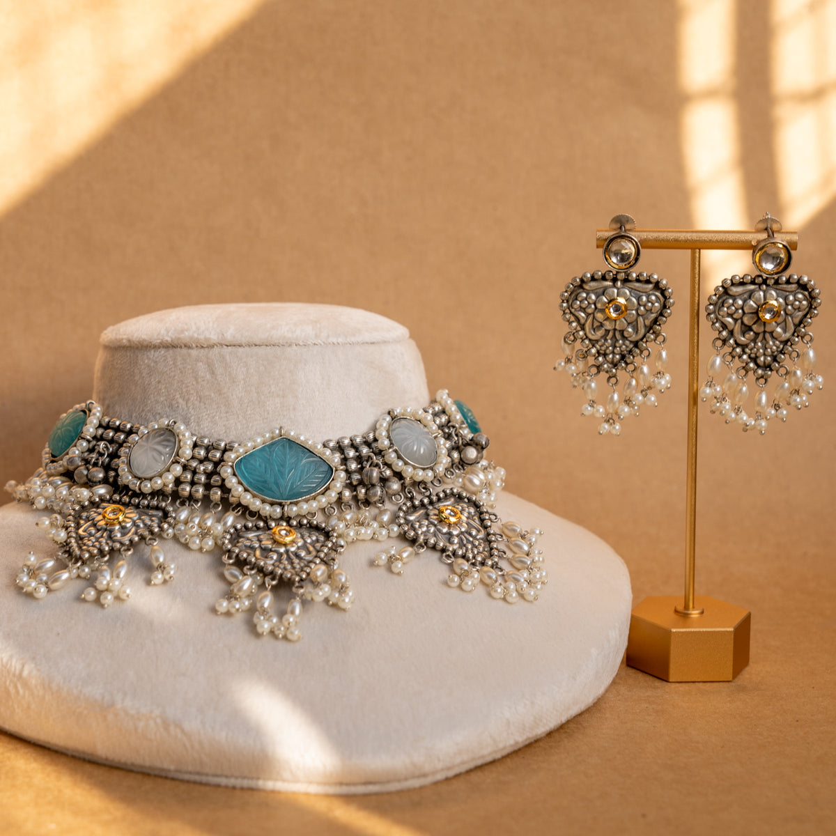 FARAH  SILVER LOOK ALIKE SEMI HANDMADE RUSTIC CHOKER WITH EARRINGS CH312