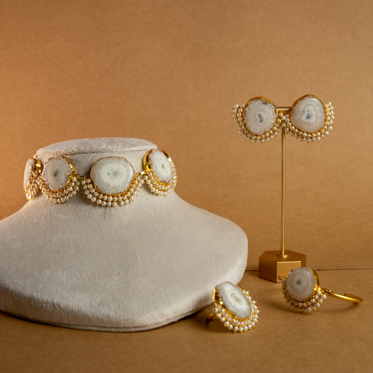 AINARA NATURAL AGATE STONE HANDMADE CHOKER ,EARRINGS ,BRACELET AND STUD CH316