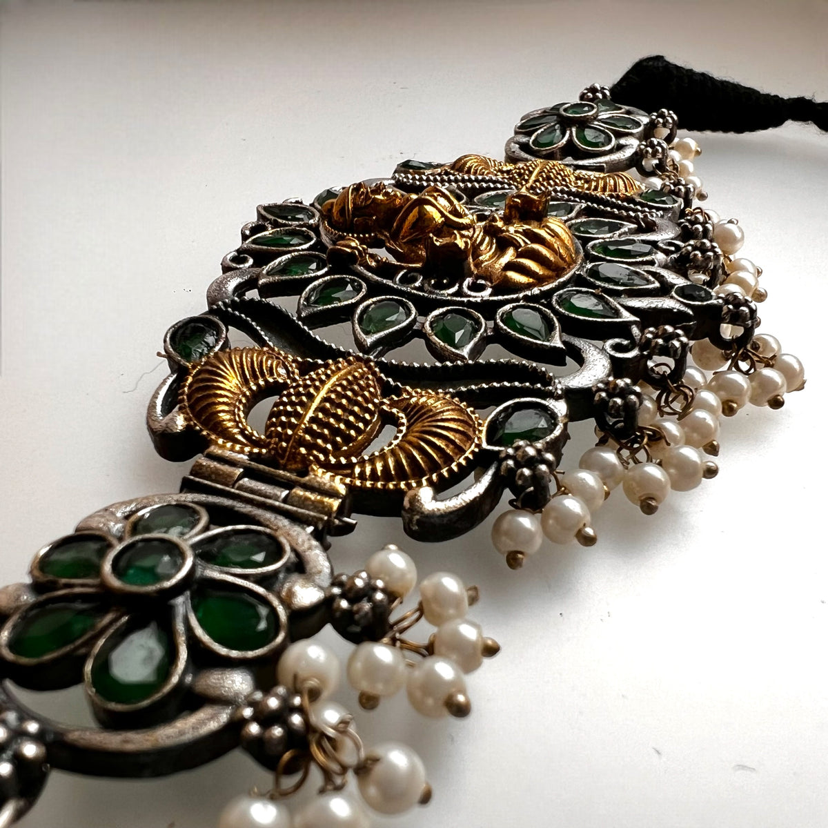 NITHAYA BIJOUX PREMIUM AND EXCLUSIVE RAW AND RUSTIC SEMI HANDMADE CHOKER WITH EARRINGS CH99