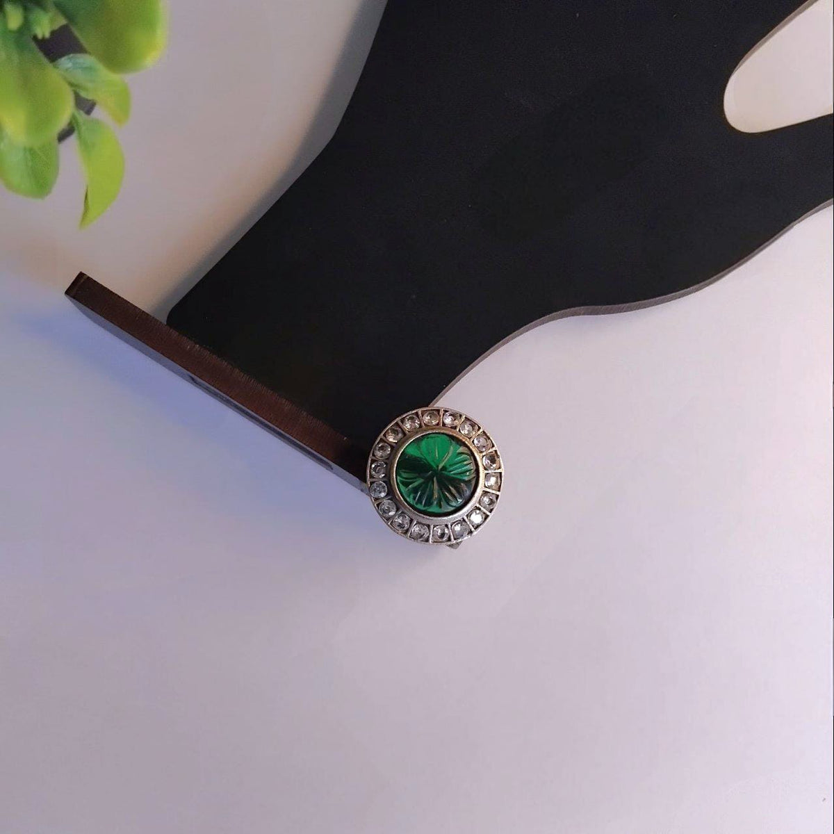 ARNISHA SILVER TONED CARVING STONE RING R87