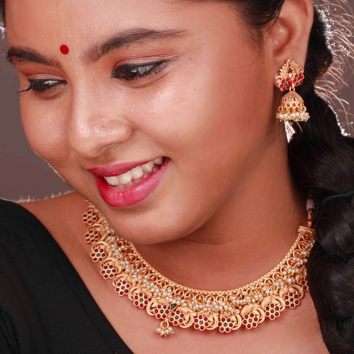 VANDHANA GOLD TONED ANTIQUE FINISH NECKLACE WITH EARRINGS NL177