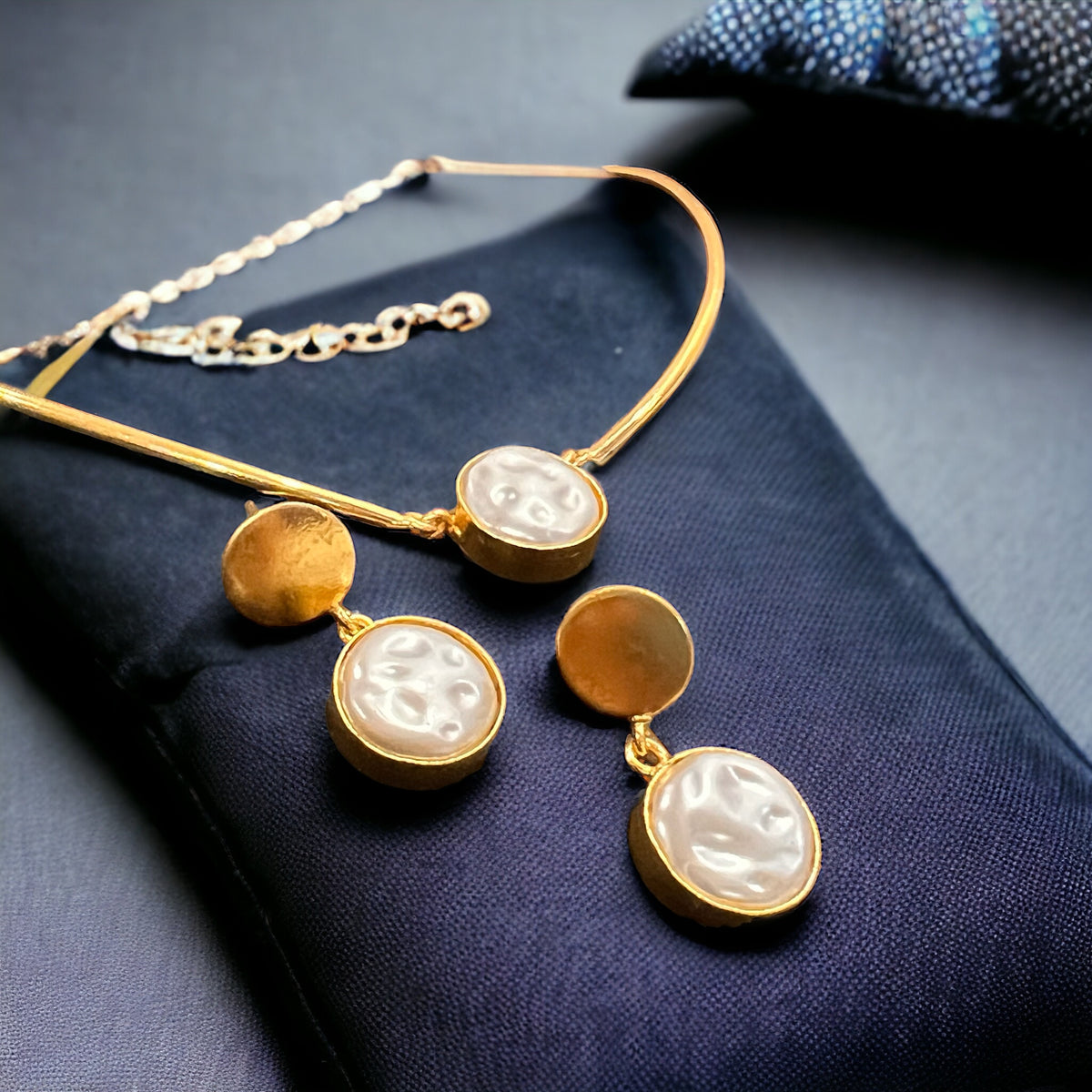 GARGI HANDMADE GOLD TONED HASLI/NECKPIECE WITH EARRINGS WITH EARRINGS CH424