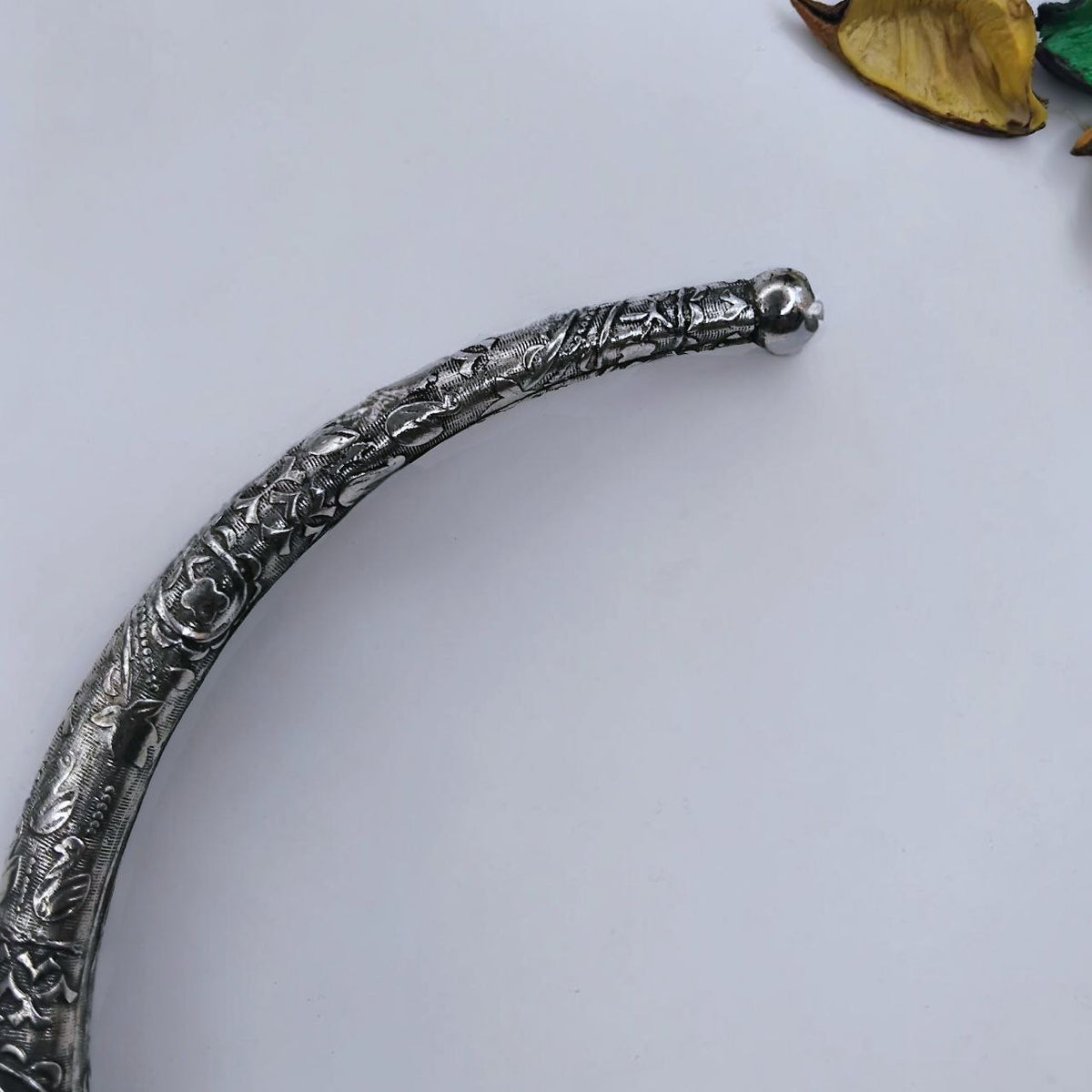 LYRA HANDMADE SILVER LOOK ALIKE TRIBAL TORQUE NECKLACE/HASLI NL351