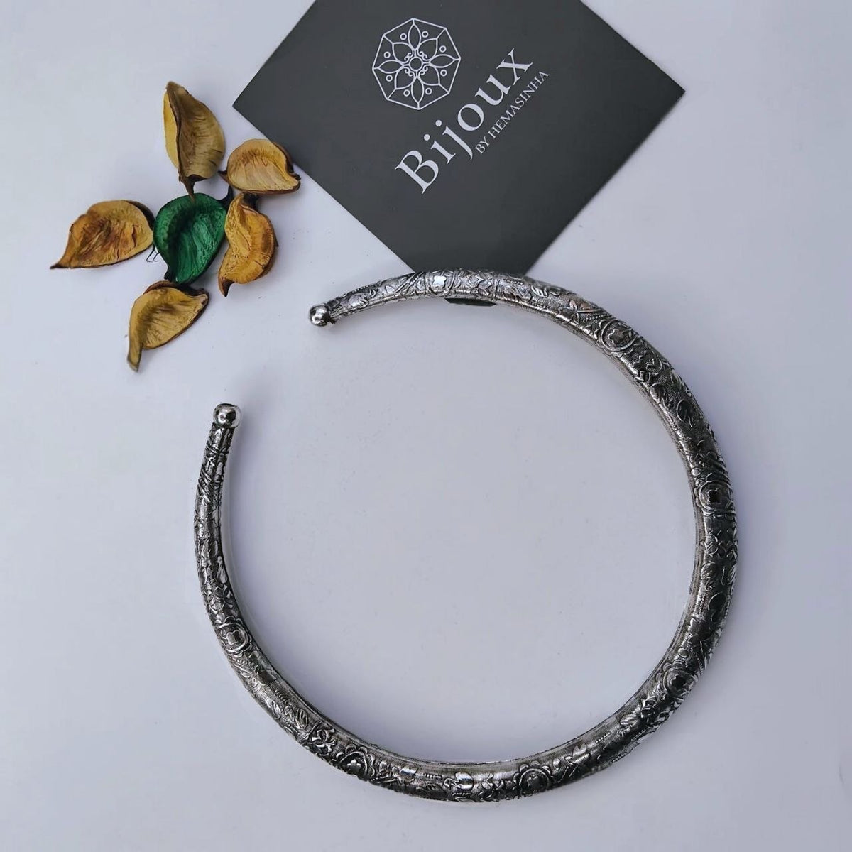 LYRA HANDMADE SILVER LOOK ALIKE TRIBAL TORQUE NECKLACE/HASLI NL351