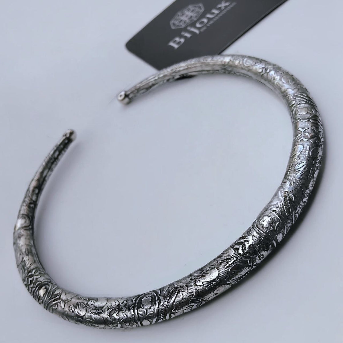 LYRA HANDMADE SILVER LOOK ALIKE TRIBAL TORQUE NECKLACE/HASLI NL351