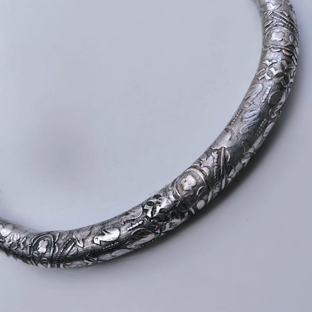 LYRA HANDMADE SILVER LOOK ALIKE TRIBAL TORQUE NECKLACE/HASLI NL351