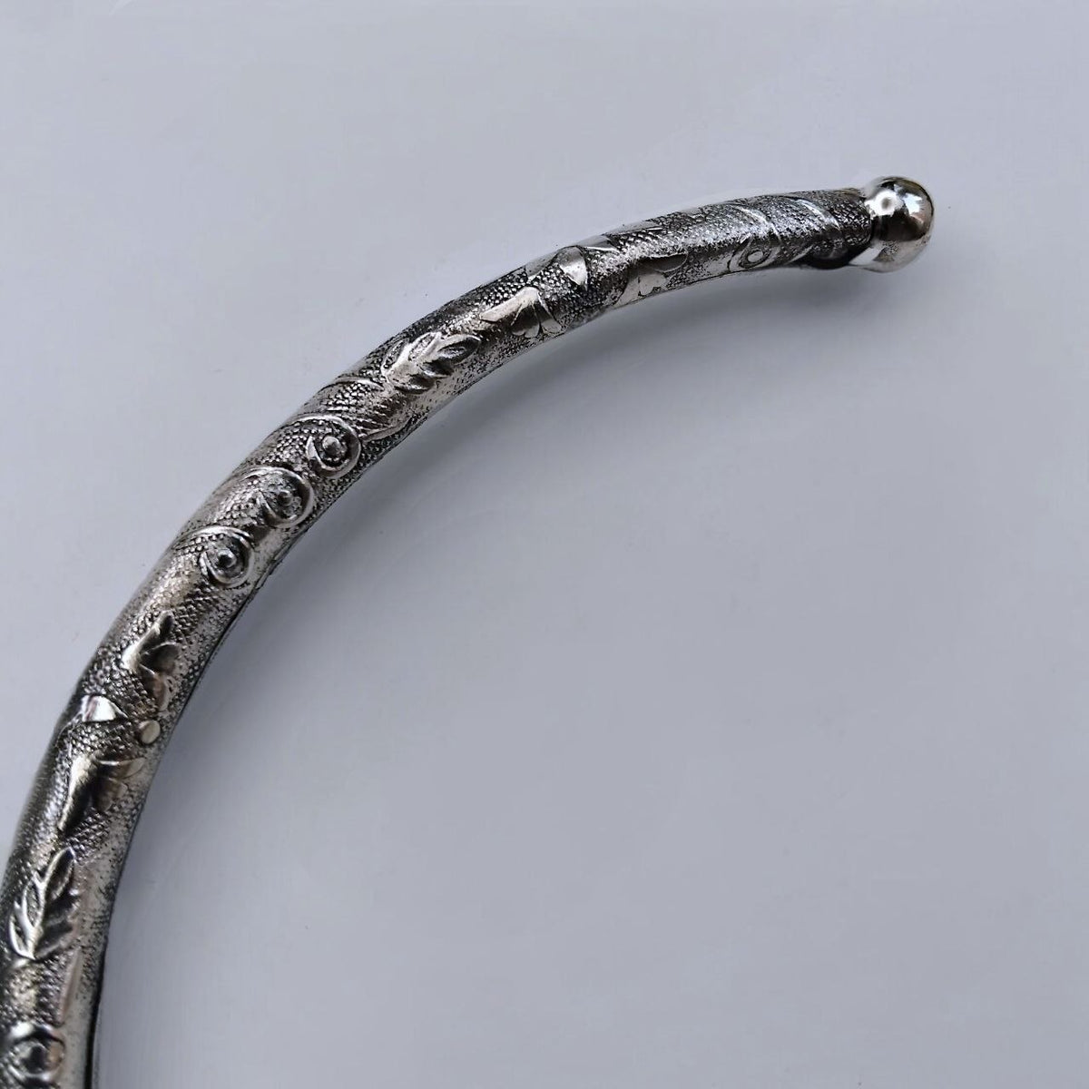 LYRA HANDMADE SILVER LOOK ALIKE TRIBAL TORQUE NECKLACE/HASLI NL351