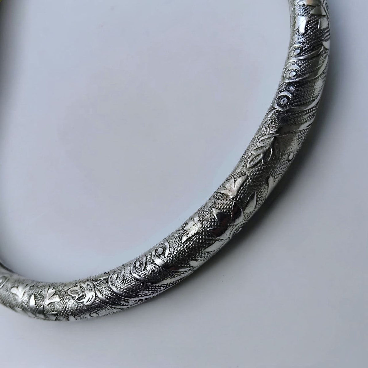 LYRA HANDMADE SILVER LOOK ALIKE TRIBAL TORQUE NECKLACE/HASLI NL351