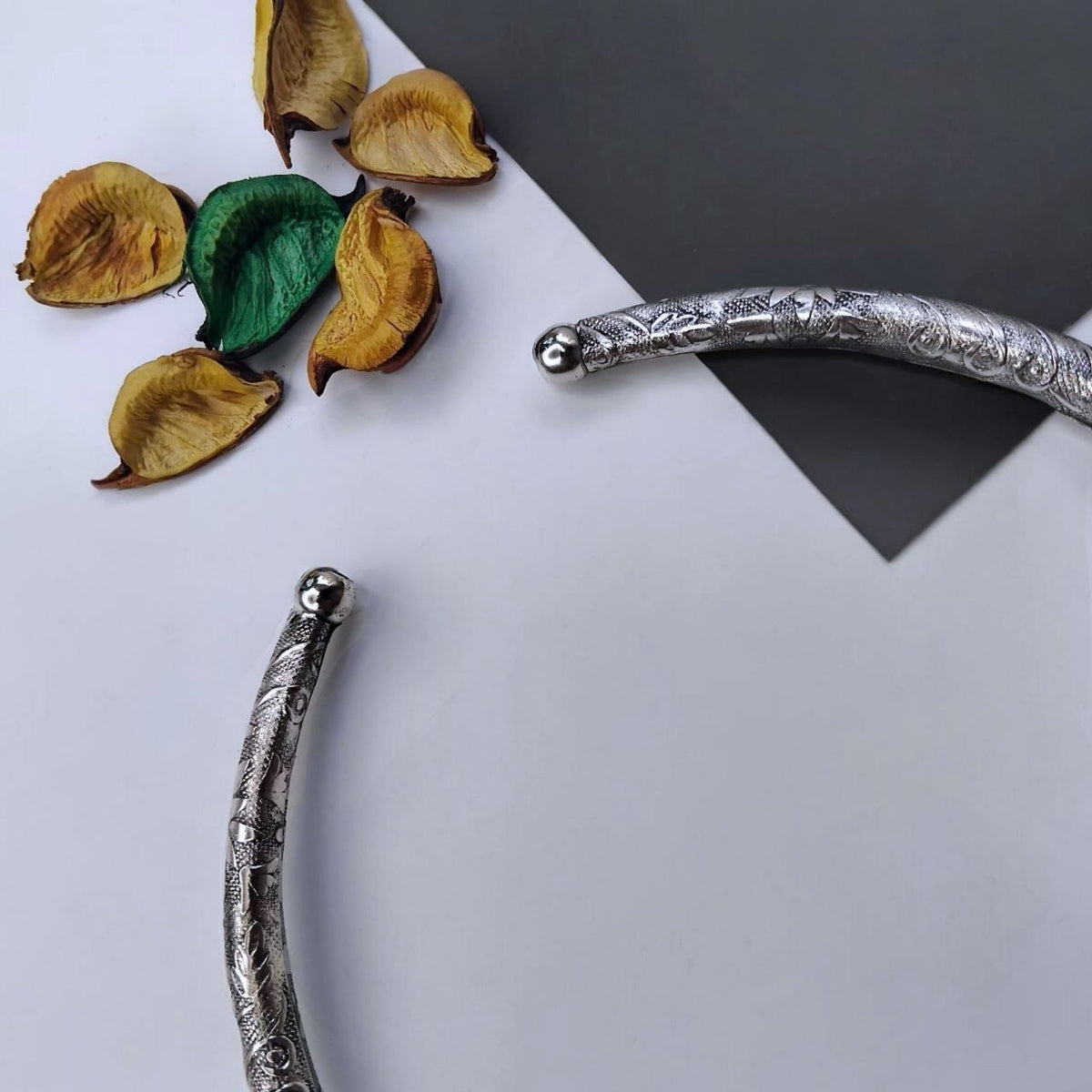 LYRA HANDMADE SILVER LOOK ALIKE TRIBAL TORQUE NECKLACE/HASLI NL351