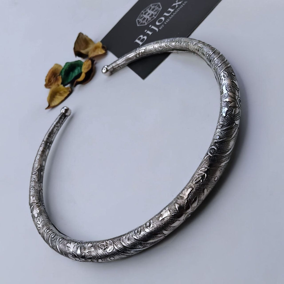 LYRA HANDMADE SILVER LOOK ALIKE TRIBAL TORQUE NECKLACE/HASLI NL351