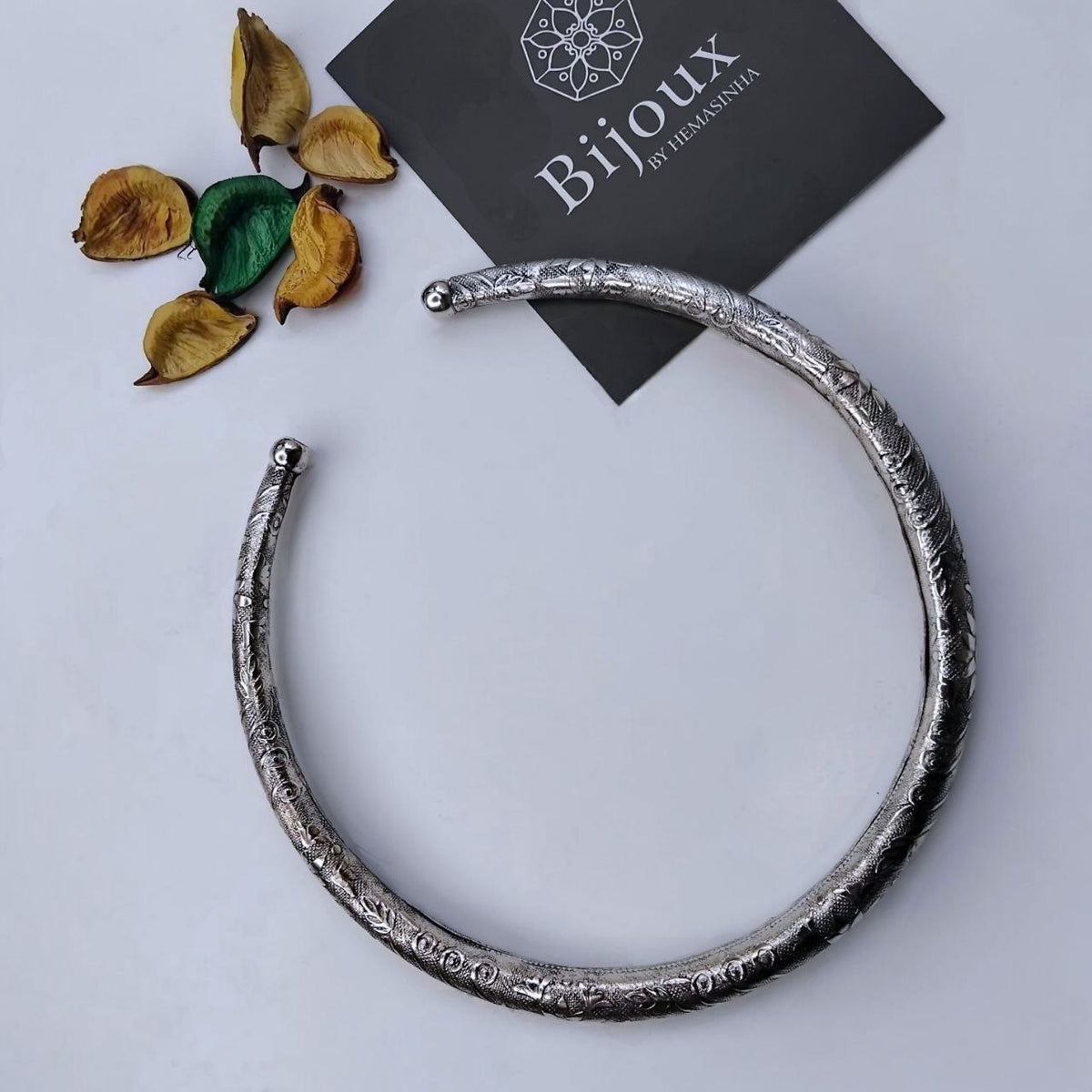 LYRA HANDMADE SILVER LOOK ALIKE TRIBAL TORQUE NECKLACE/HASLI NL351