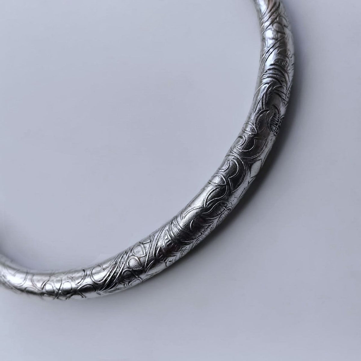 LYRA HANDMADE SILVER LOOK ALIKE TRIBAL TORQUE NECKLACE/HASLI NL351