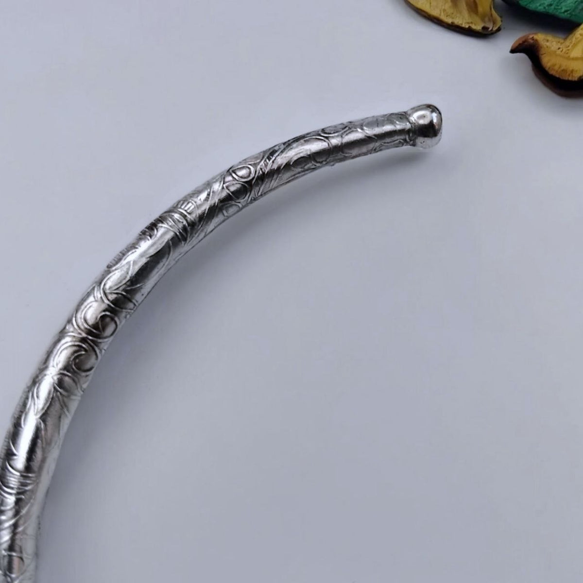 LYRA HANDMADE SILVER LOOK ALIKE TRIBAL TORQUE NECKLACE/HASLI NL351