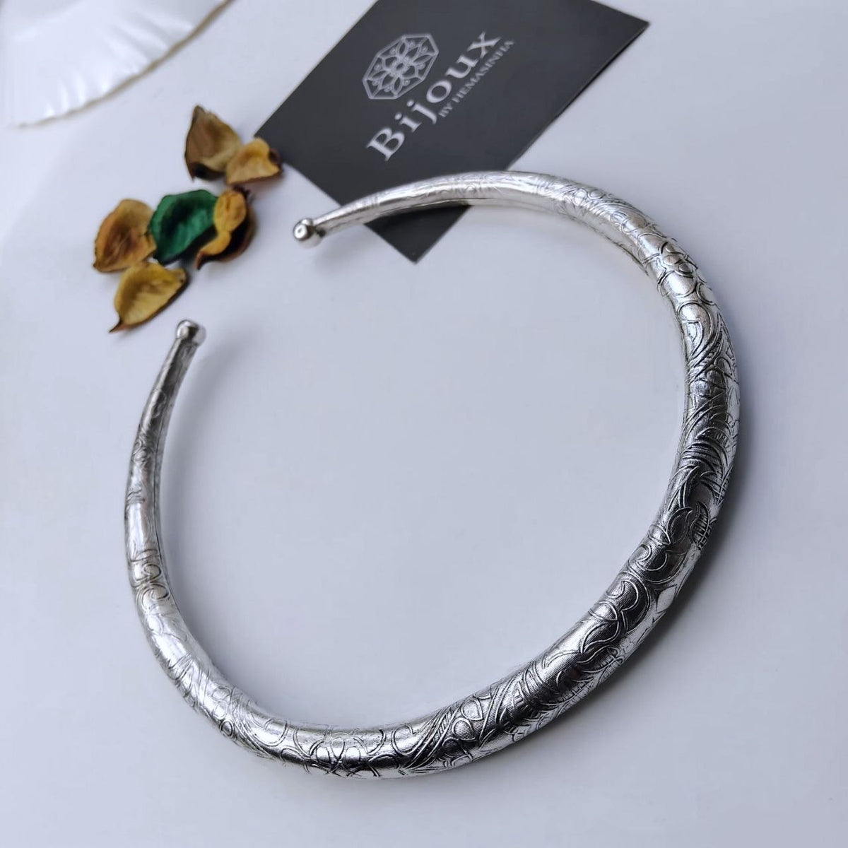 LYRA HANDMADE SILVER LOOK ALIKE TRIBAL TORQUE NECKLACE/HASLI NL351