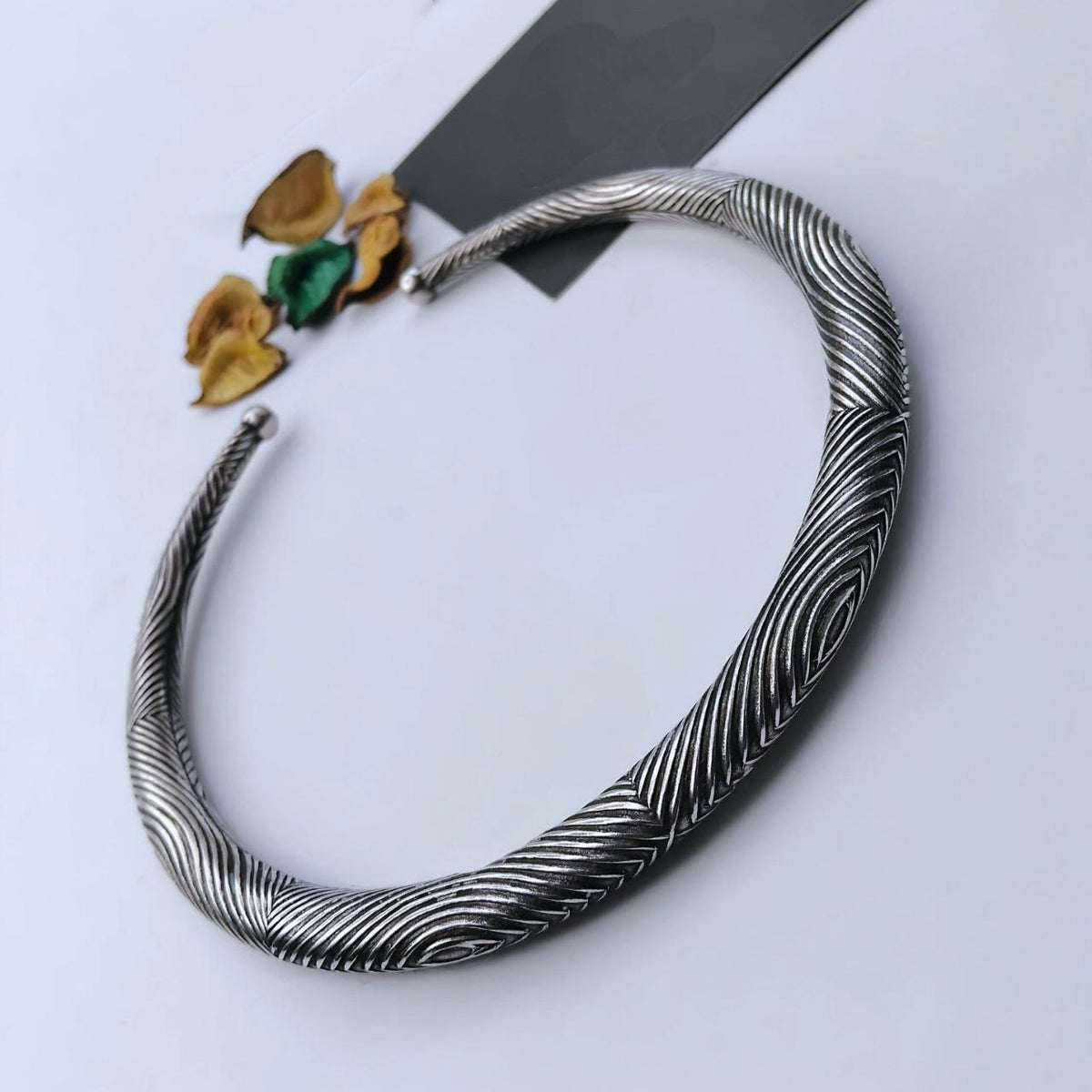 LYRA HANDMADE SILVER LOOK ALIKE TRIBAL TORQUE NECKLACE/HASLI NL351