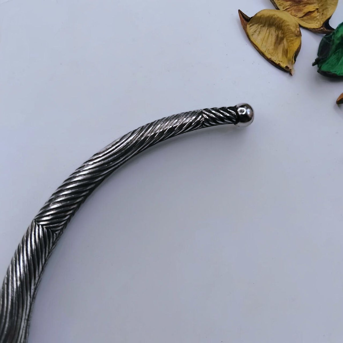 LYRA HANDMADE SILVER LOOK ALIKE TRIBAL TORQUE NECKLACE/HASLI NL351