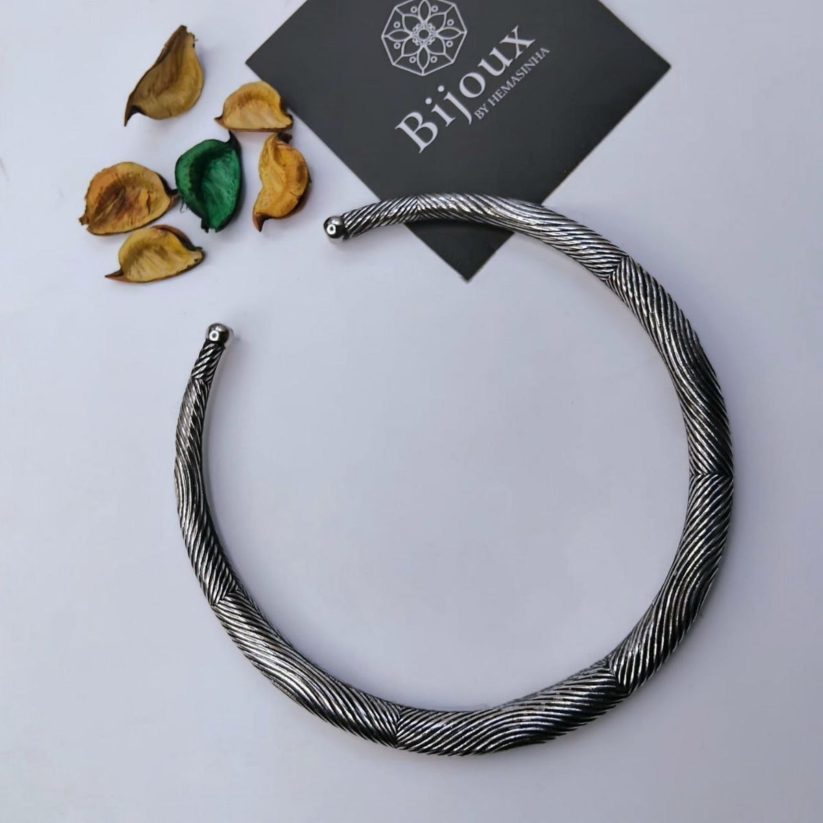 LYRA HANDMADE SILVER LOOK ALIKE TRIBAL TORQUE NECKLACE/HASLI NL351