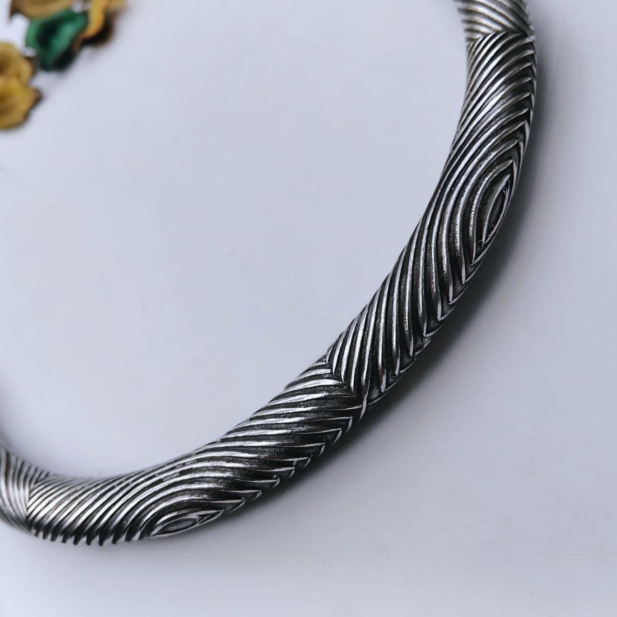 LYRA HANDMADE SILVER LOOK ALIKE TRIBAL TORQUE NECKLACE/HASLI NL351