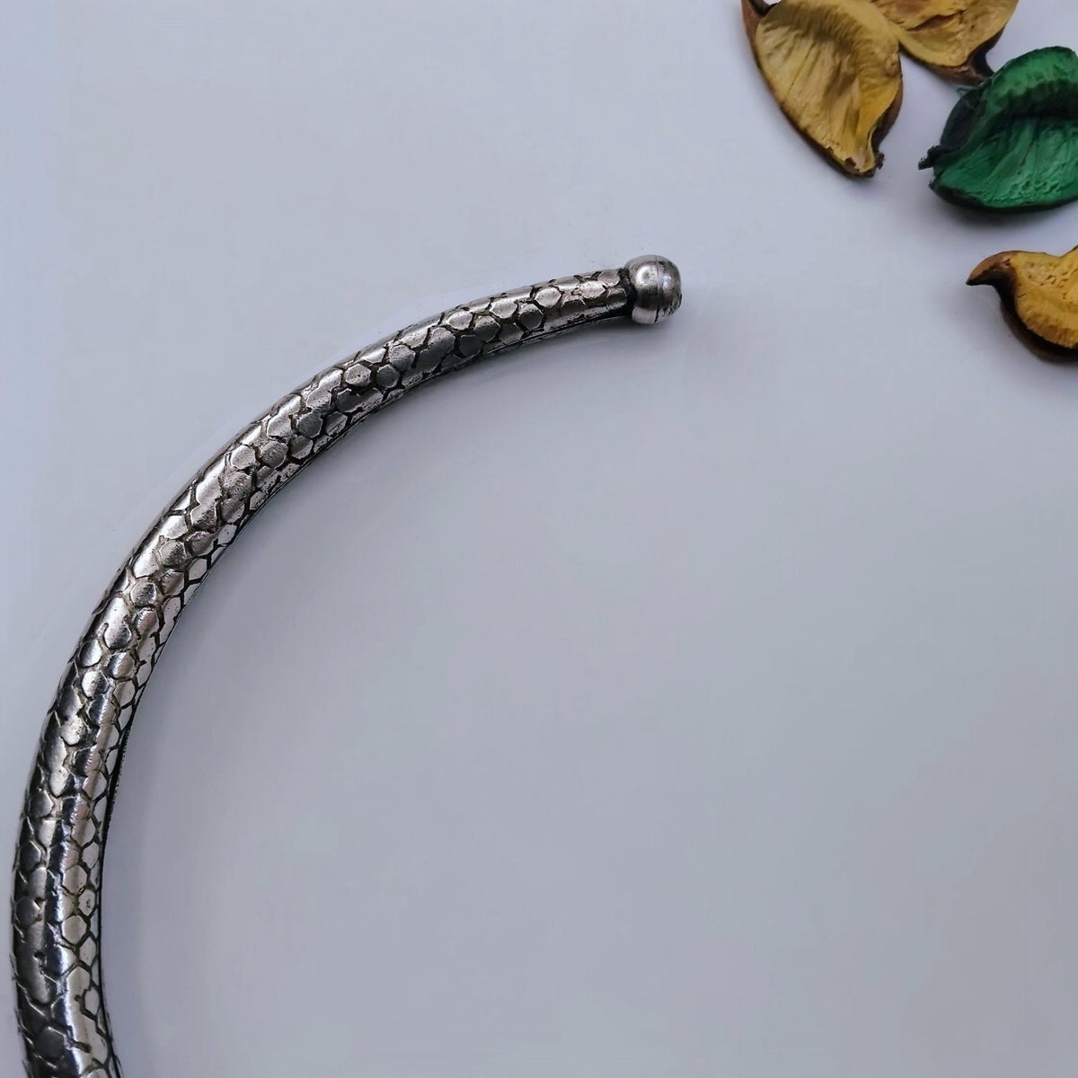 LYRA HANDMADE SILVER LOOK ALIKE TRIBAL TORQUE NECKLACE/HASLI NL351