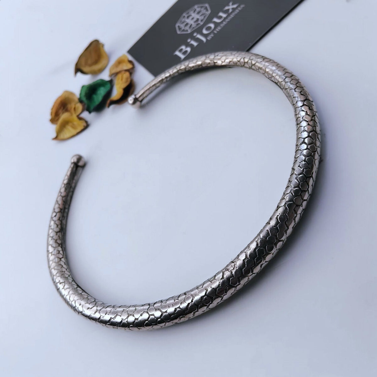LYRA HANDMADE SILVER LOOK ALIKE TRIBAL TORQUE NECKLACE/HASLI NL351