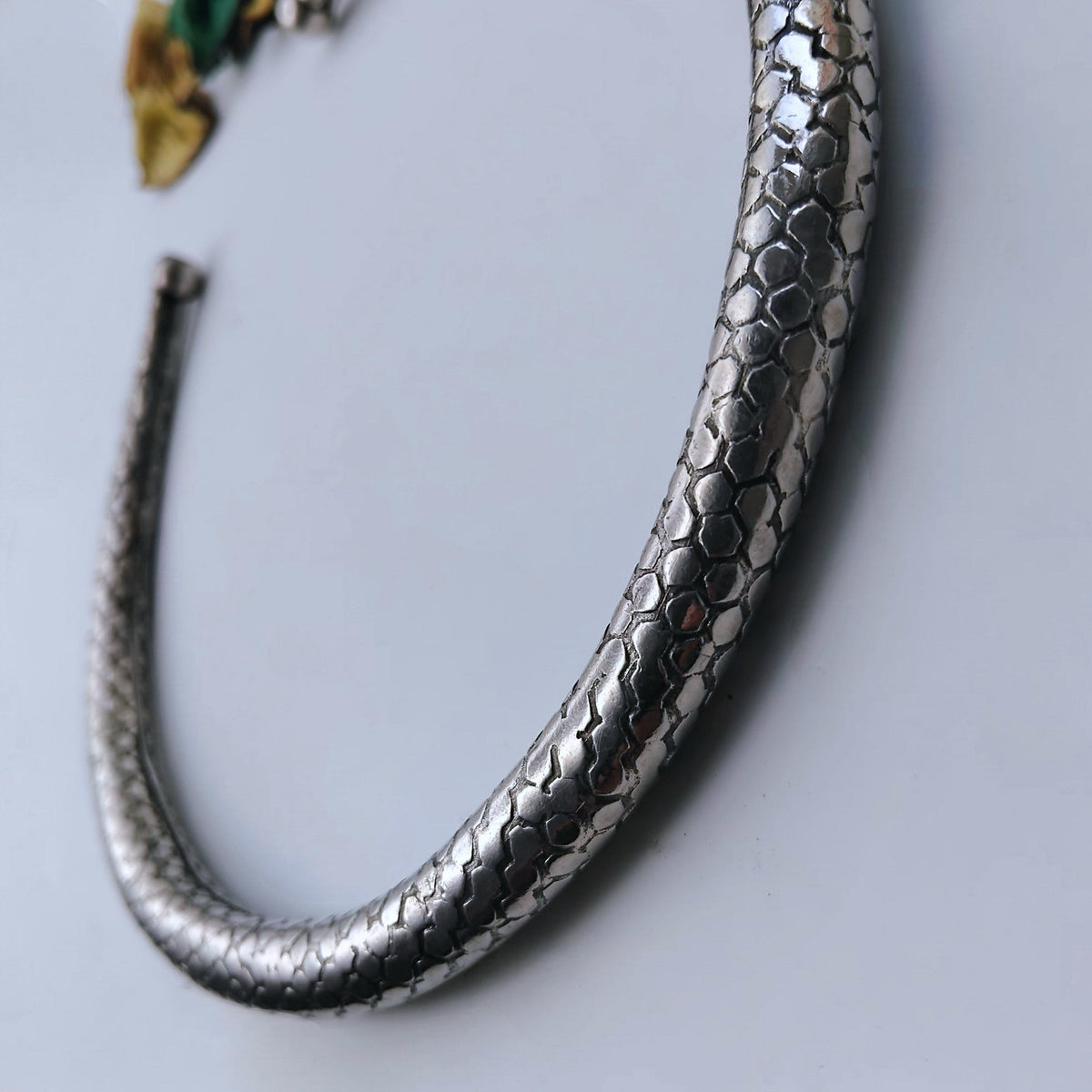 LYRA HANDMADE SILVER LOOK ALIKE TRIBAL TORQUE NECKLACE/HASLI NL351